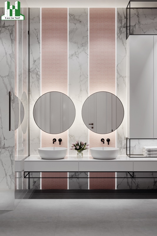 Những viên gạch màu hồng tạo nét cá tính đầy màu sắc trong phòng tắm màu trắng và xám nhạt