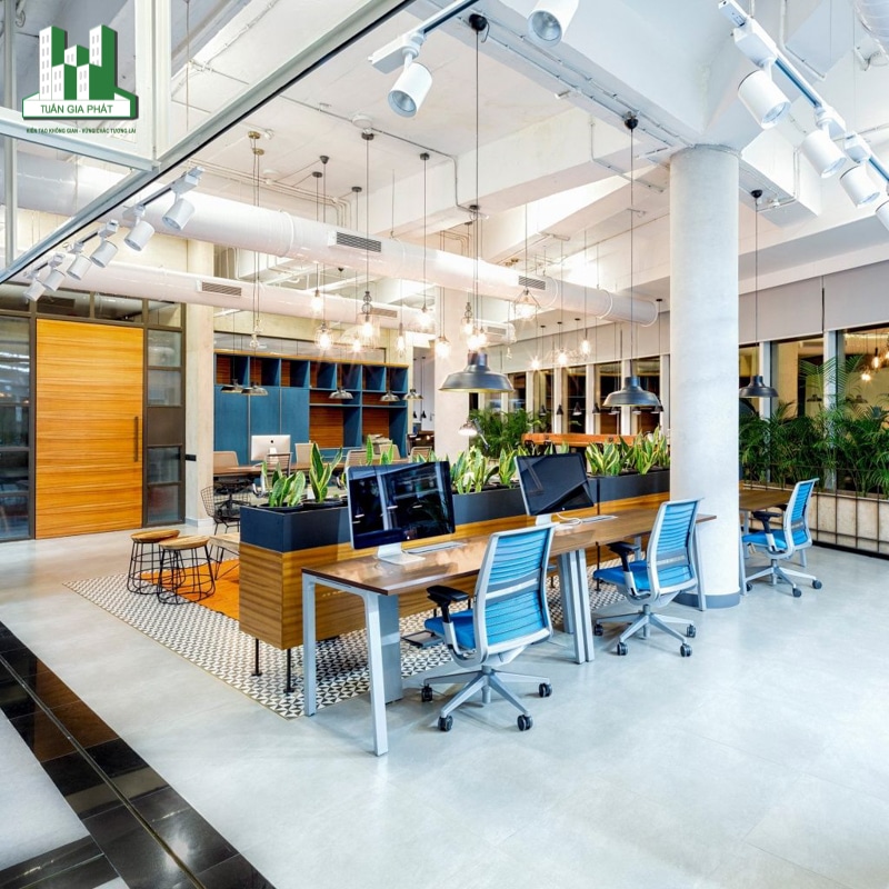 Mẫu văn phòng này thiết kế kết hợp giữa lối kiến trúc công nghiệp và hiện đại. Hệ thống bóng đèn, ống nước thiết kế nhô ra ngoài chính là đặc trưng của kiến trúc công nghiệp. Phần nền nhà và xung quanh và phòng là hệ thống cửa kính kết hợp gỗ công nghiệp. 
