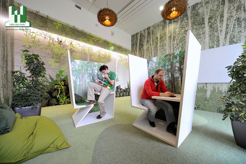 Bên cạnh khu vực làm việc thì phòng giải trí, thư giãn của nhân viên cũng được quan tâm. Chiếc bàn gỗ với thiết kế đặc biệt giúp mỗi người có không gian riêng tư mà không bị làm phiền. Cây xanh được bố trí xung quanh khiến không gian của căn phòng trở nên lý tưởng hơn. 