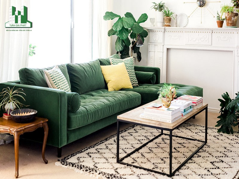 Ghế sofa màu xanh lá cây tạo điểm nhấn hút mắt và tăng chiều sâu cho phòng khách.