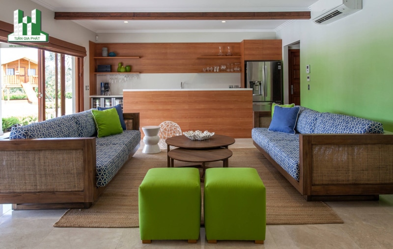Màu xanh tươi sáng và nội thất gỗ mộc mạc tạo cảm giác thư giãn, bình yên cho không gian tiếp khách trong những ngày hè nắng nóng.