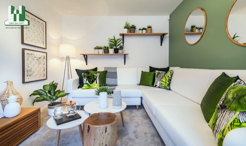 Trong phòng khách này, màu xanh lá không chỉ được kết hợp thông qua màu sơn và gối tựa sofa mà còn thể hiện sinh động bởi những chậu cảnh xanh mướt.