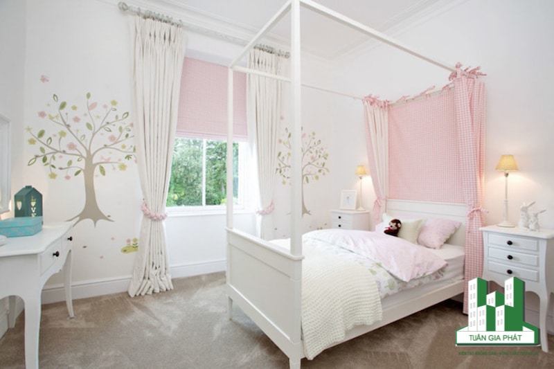 Một căn phòng ngủ nhỏ đơn giản sẽ cực kì ngọt ngào nếu sử dụng màu hồng nhạt trên tông trắng chủ đạo. Bạn có thể nghĩ đến những hình vẽ trên tường để giúp phòng ngủ của bé trở nên thú vị và riêng biệt hơn.