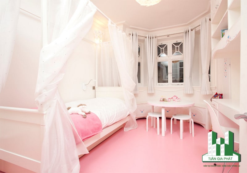 Căn phòng này có một hình dáng đặc biệt nhưng đó lại không phải trở ngại trong thiết kế nhờ sự kết hợp hoàn hảo của hai sắc trắng và hồng.