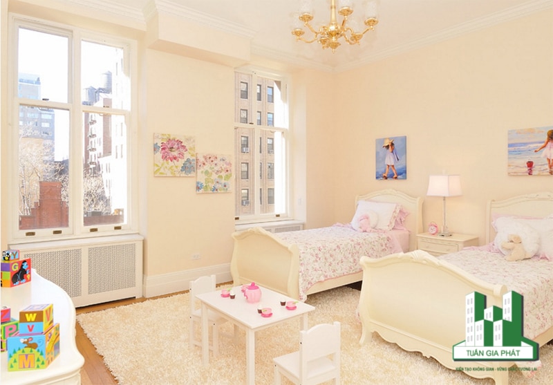 Thiết kế phòng ngủ cực xinh dành cho 2 bé gái. Những màu sắc dễ thương và họa tiết hoa được đan xen lẫn nhau cho không gian nhỏ này.