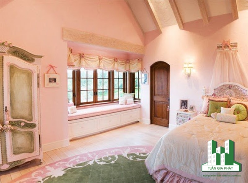 Căn phòng này mang đến một sự kết hợp cực kì ăn ý khác giữa hồng và xanh và những chi tiết phức tạp nằm ở các thiết kế như tủ quần áo, thảm trải sàn hay giường ngủ. Chắc hẳn chỉ có những nàng công chúa cực kì được cưng chiều mới nằm trong căn phòng này.