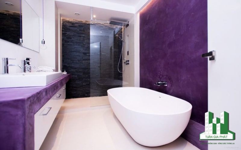 Thiết kế mái vòm được sử dụng khá nhiều cho phòng tắm có gam màu tím. Từ vị trí để gương cho đến cửa sổ đều áp dụng mái vòm cùng với chiếc ghế sofa màu nâu tím mang lại không gian quyền quý cho căn phòng.