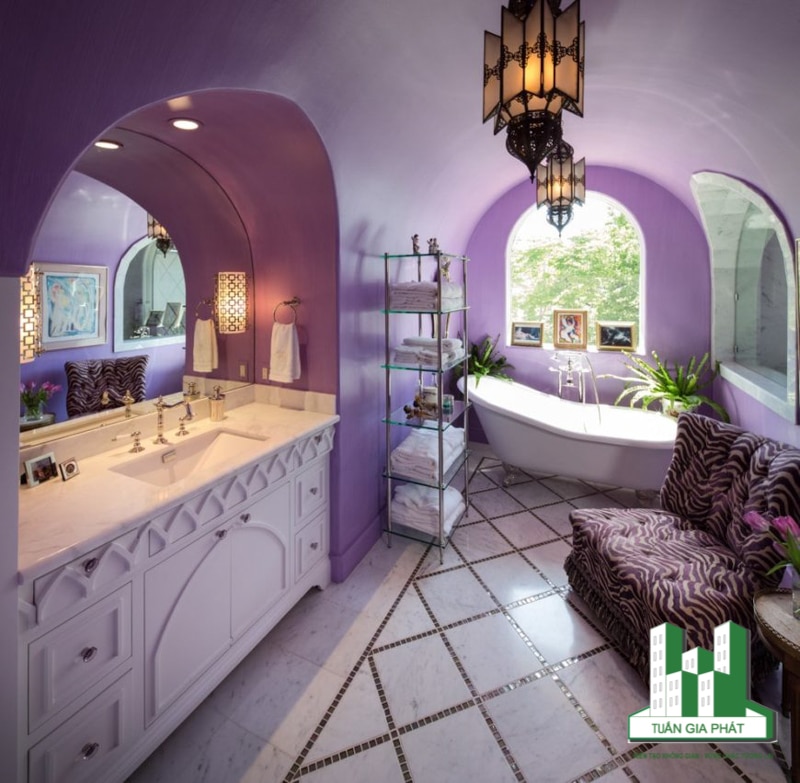 Phòng tắm được chia thành 2 khu vực bồn rửa khác nhau rất thích hợp đặt ở phòng khách cho những gia đình đông thành viên. Thiết kế mái vòm khiến cho không gian thêm phần cổ điển, ấn tượng.