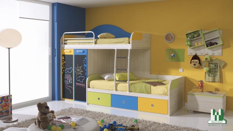 Một phòng ngủ đơn giản, mạch lạc nhưng vô cùng tiện dụng cho nhà có 2 trẻ. Thiết kế giường tầng êm ái, có 2 ngăn tủ chính và 3 ngăn chứa đồ lớn cho trẻ, như vậy căn phòng đã giảm tải được rất nhiều không gian lẽ ra phải dành để kê nội thất rồi.