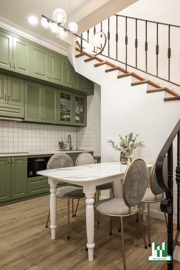 Phòng bếp cùng tông màu xanh và trắng tạo nên tổng thể hài hoà