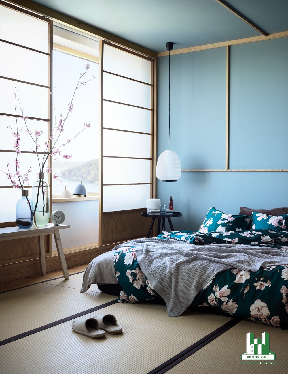 Phòng ngủ đẹp phong cách Zen với cửa trượt truyền thống của Nhật Bản, giường thấp và đồ nội thất bằng gỗ, tường và trần màu xanh lam, bộ khăn trải giường hình hoa.