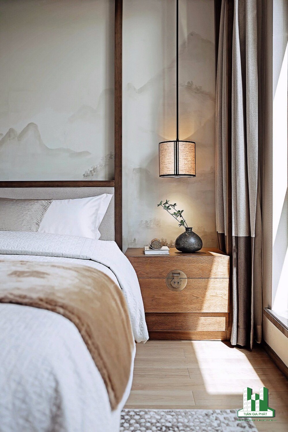 Phòng ngủ trung tính sang trọng với các mảng núi trên tường, đầu giường bằng gỗ, đèn thả trần và rèm cửa rõ nét hai khối màu - tất cả tạo nên sự hài hòa nhẹ nhàng.