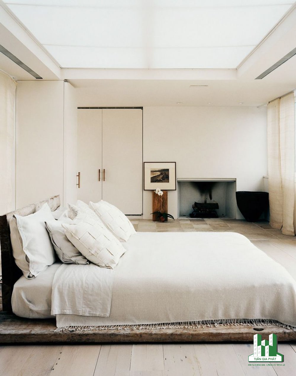 Phong cách thiền giản dị với giường đặt trên bệ gỗ, đồ nội thất tinh tế và lò sưởi âm tường, trần nhà bằng kính. Tất cả càng trông tối giản hơn với tone màu trắng.