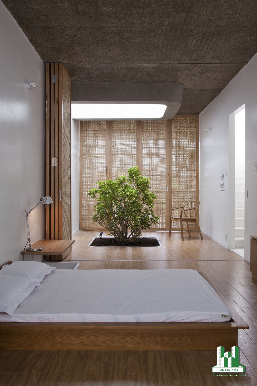  Vẫn mang hơi hướng thiền, căn phòng đậm chất tự nhiên với đồ trang trí nội thất dáng thấp, một cây xanh, các tấm chắn bằng gỗ.