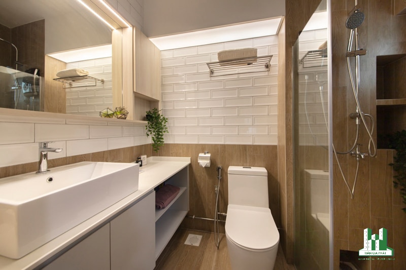 7. Mẫu phòng tắm nhỏ này với nửa trên của không gian được lát gạch màu trắng trong khi nửa dưới được ốp bằng gạch gỗ.