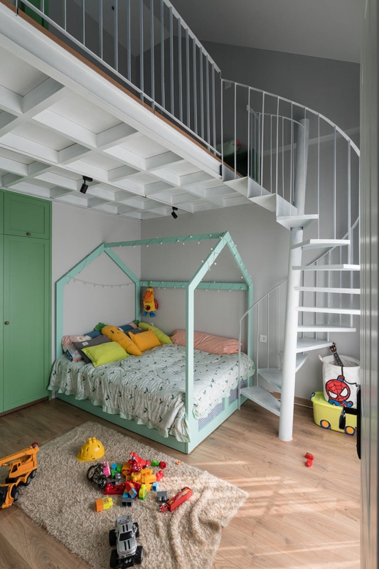 Phòng ngủ của con được thiết kế với màu sắc tươi tắn